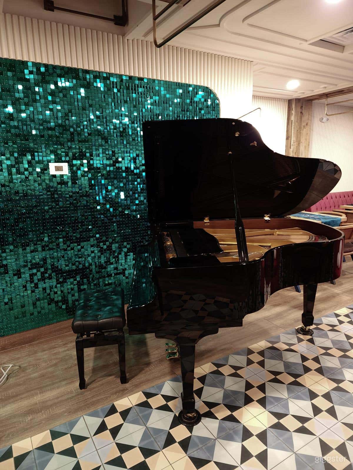 Chic &amp; Modern Lounge in Toronto Photo 4