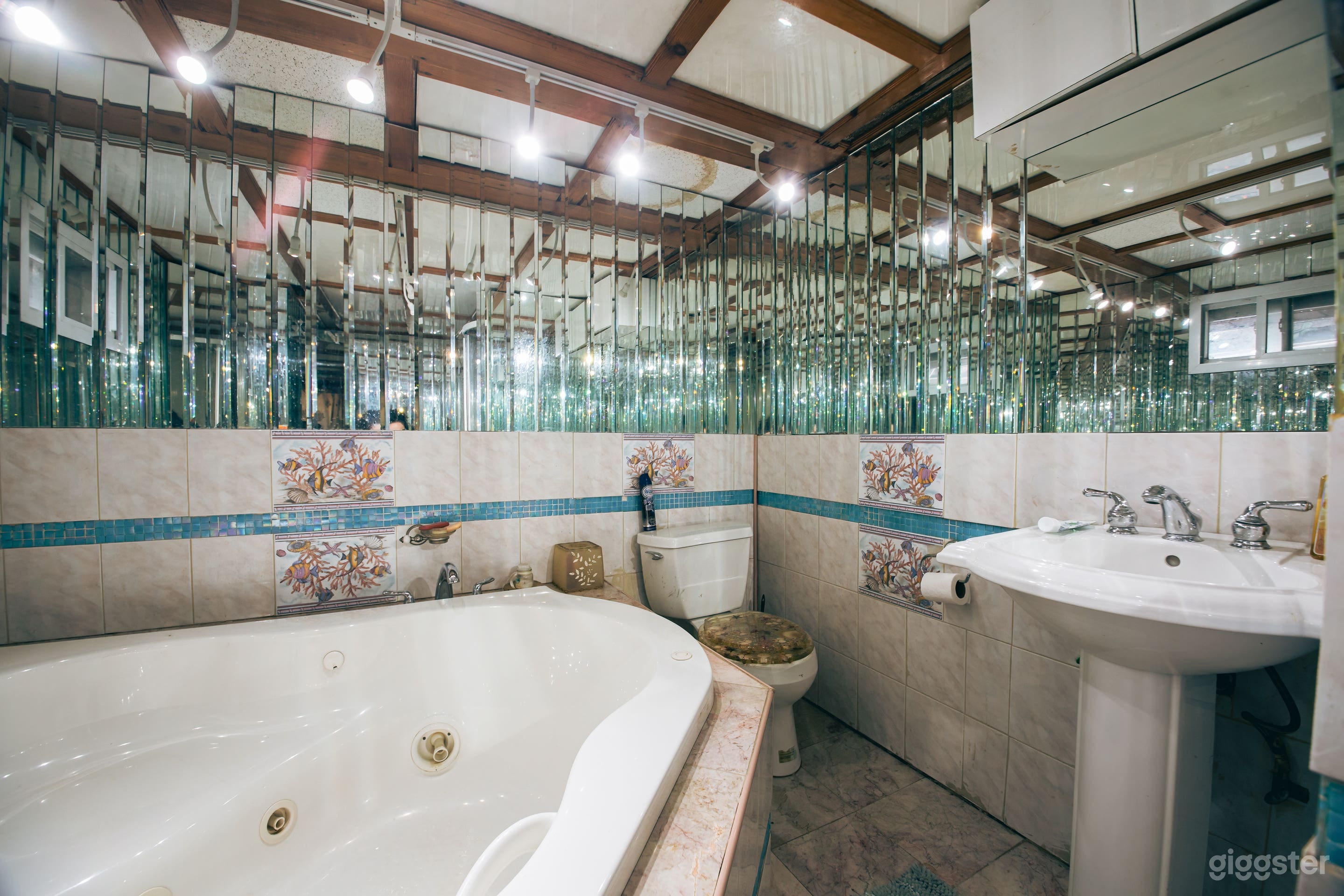 Vintage Loft with Exposed Wooden Beams Photo 4