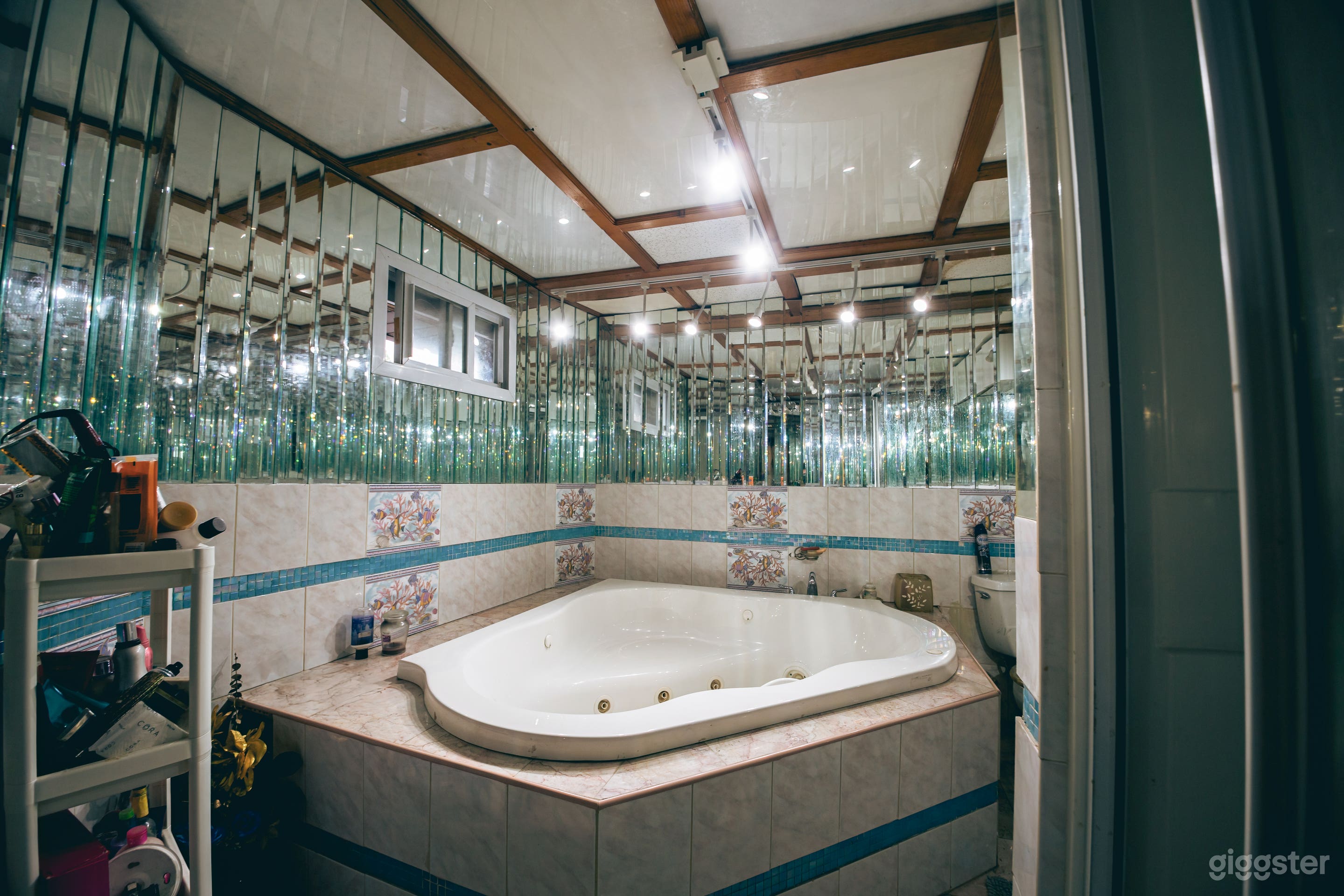 Vintage Loft with Exposed Wooden Beams Photo 3