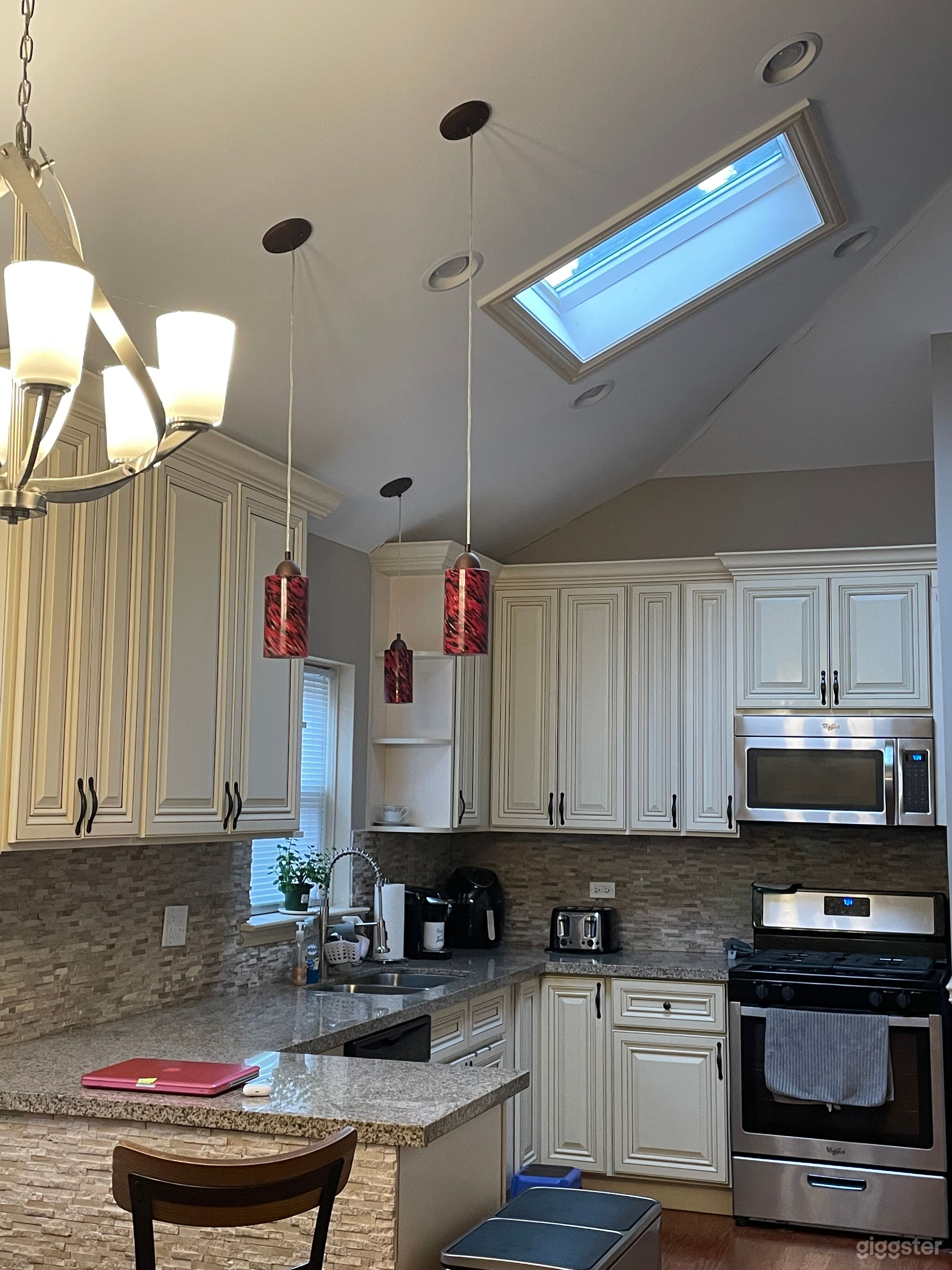 Vaulted ceiling w/sky light 