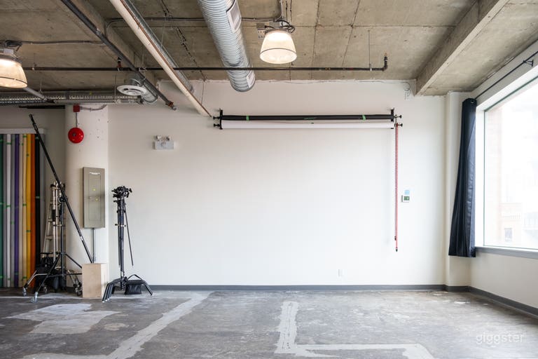  11.5ft high ceiling, backdrop rack. 