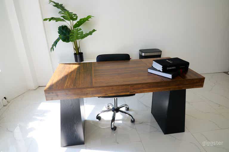  A Minimal and Sleek Creative Space 