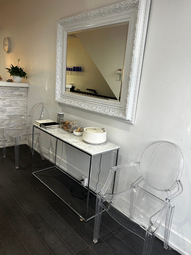  Modern clean Day Spa 