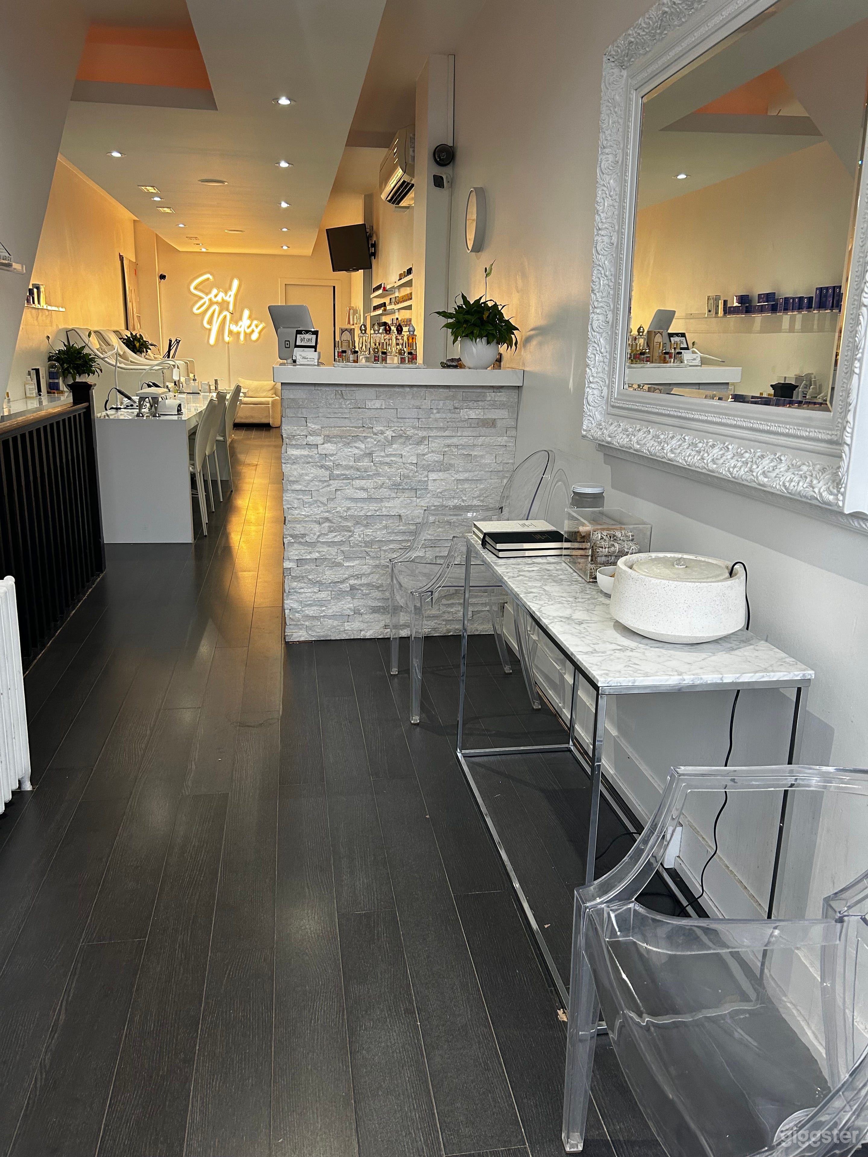 Modern clean Day Spa Photo 1