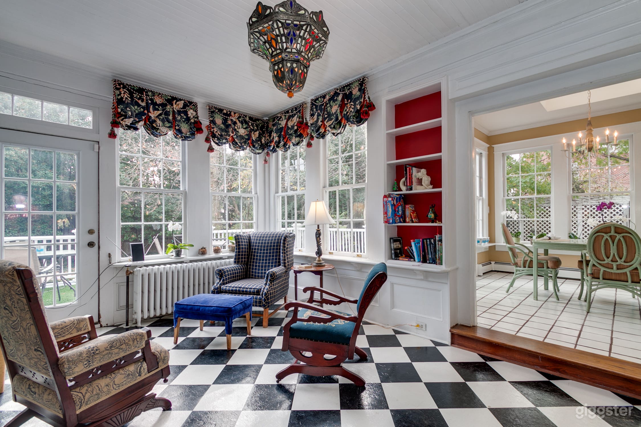 Green room, with black and tile floor