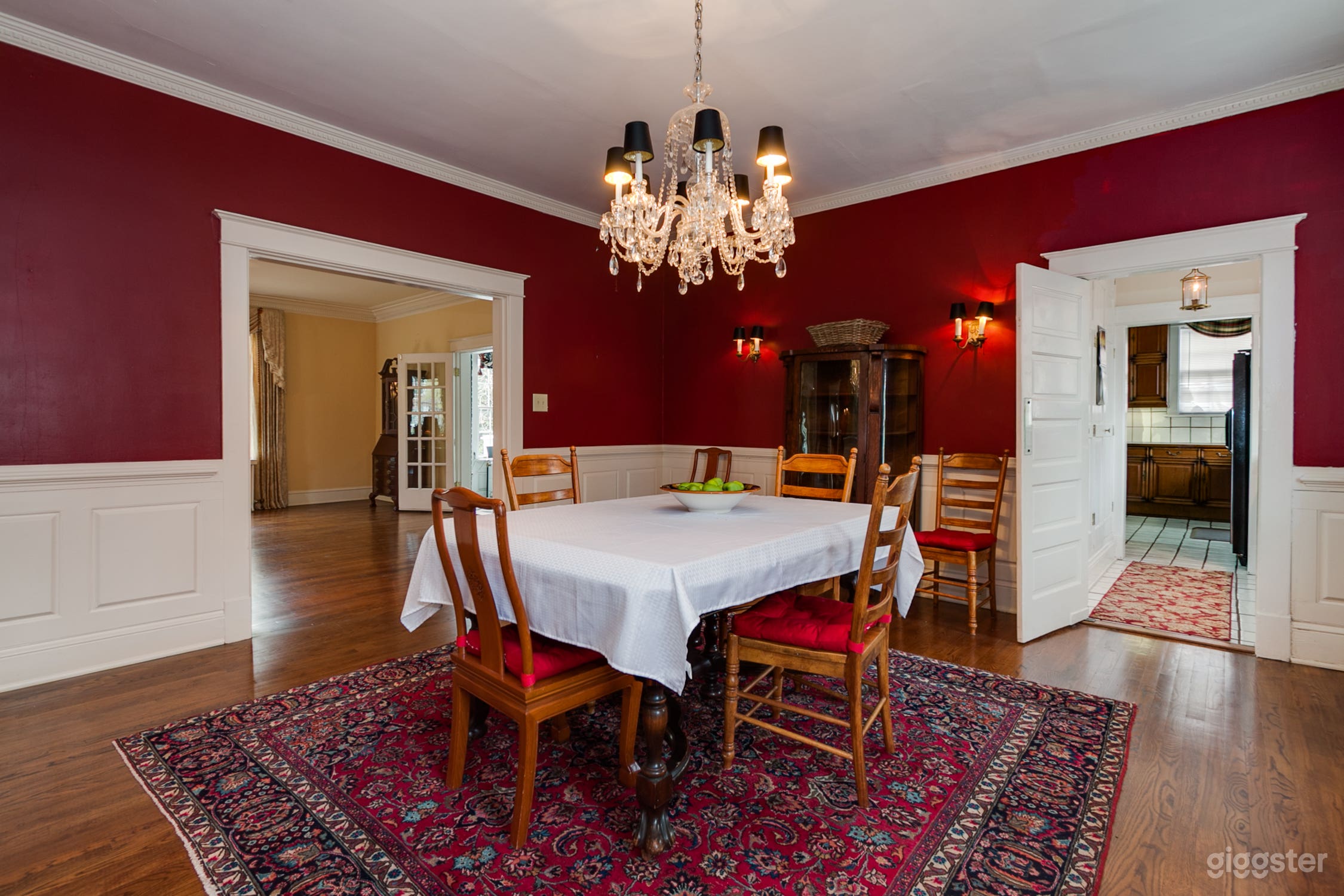 features crystal chandelier