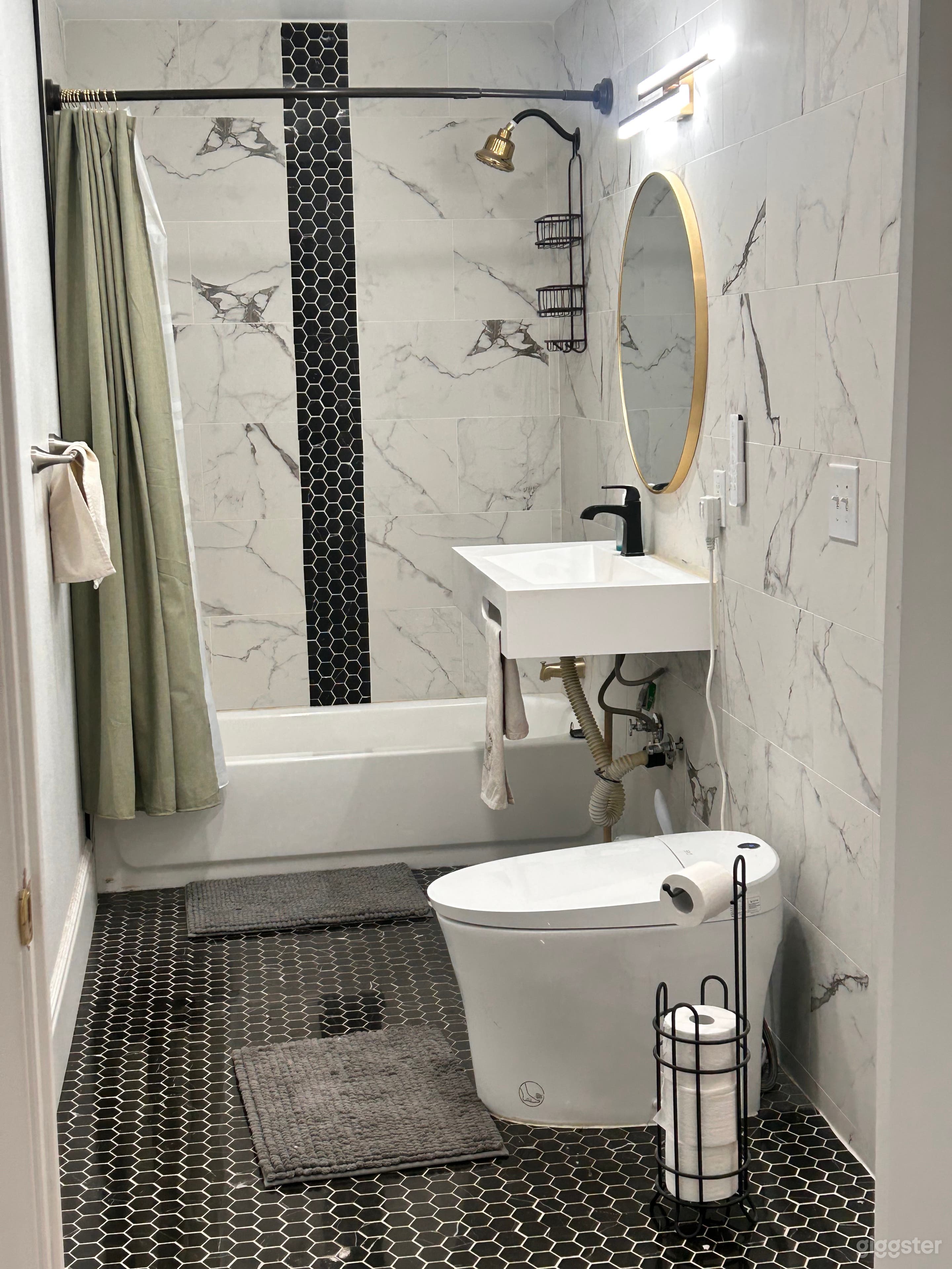 Large urban mansion with pool and backyard Photo 3