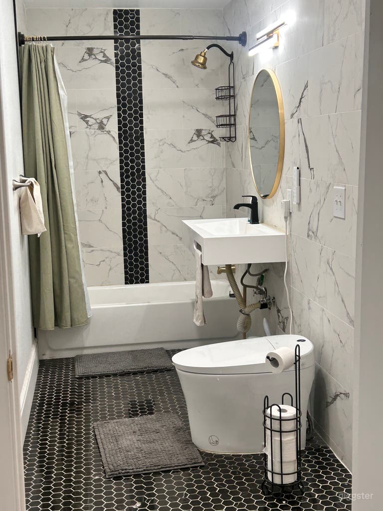  Large urban mansion with pool and backyard 