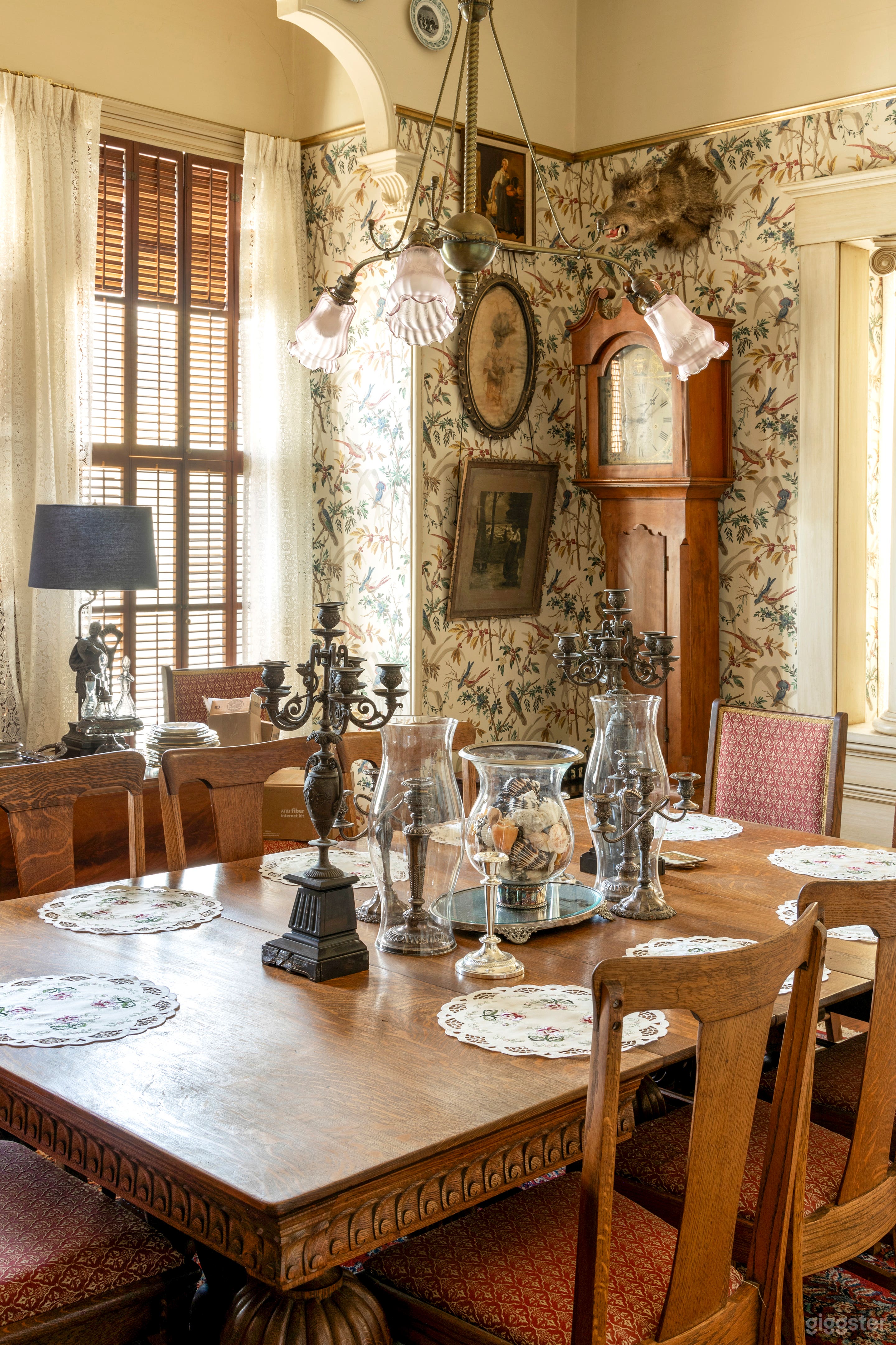 Period Victorian Historic Inn &amp; European Gardens Photo 2