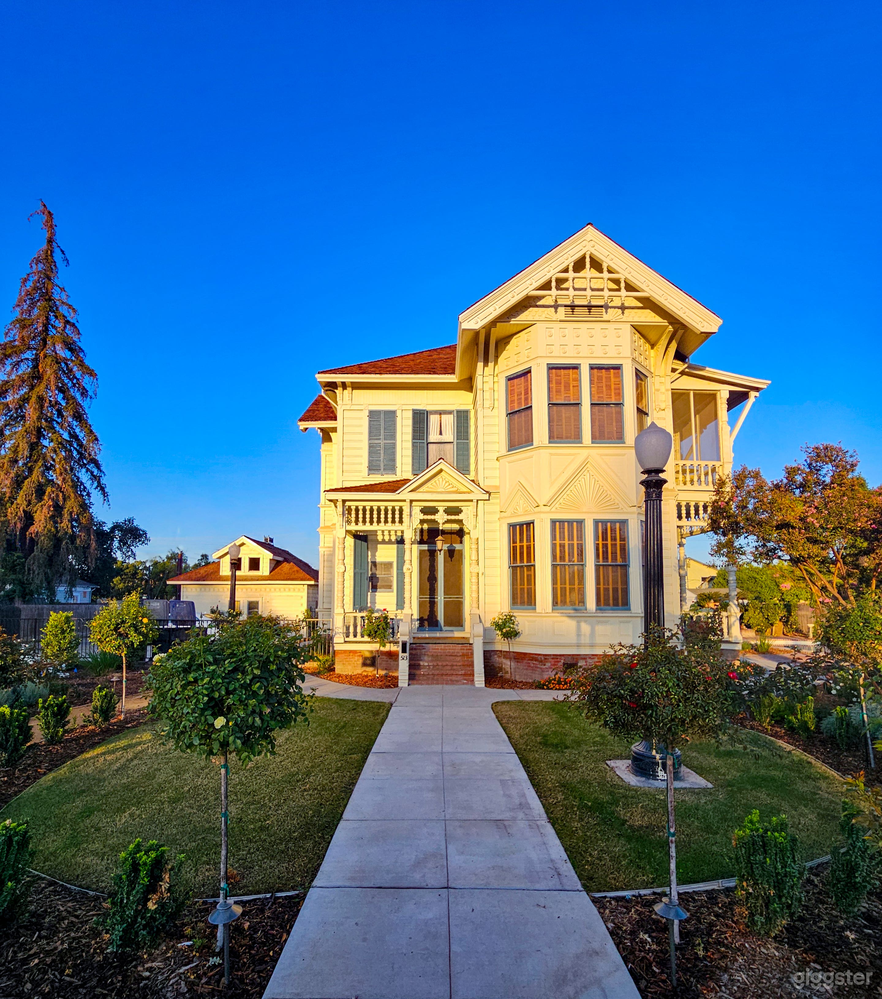 Period Victorian Historic Inn &amp; European Gardens Photo 1