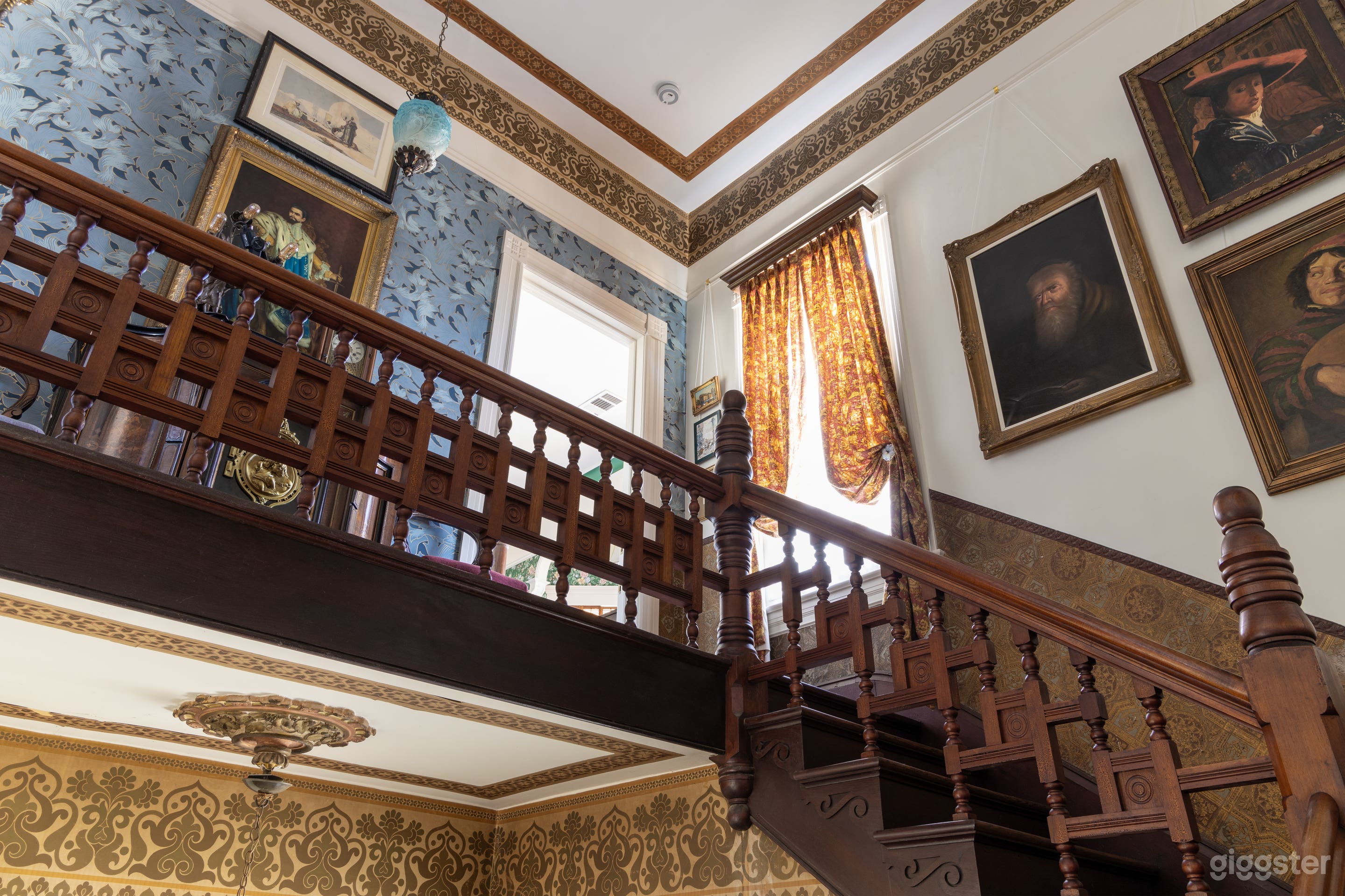 Period Victorian Historic Inn &amp; European Gardens Photo 3