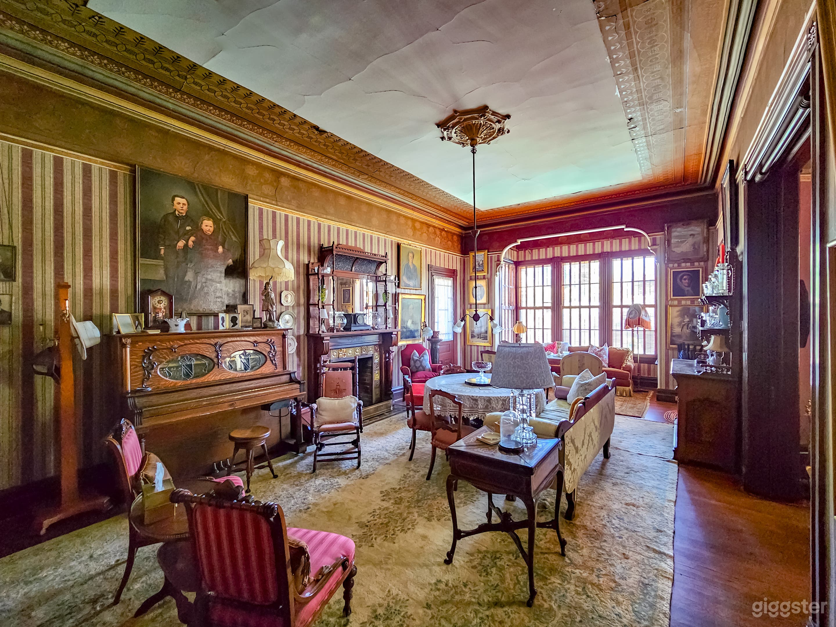 Period Victorian Historic Inn &amp; European Gardens Photo 4