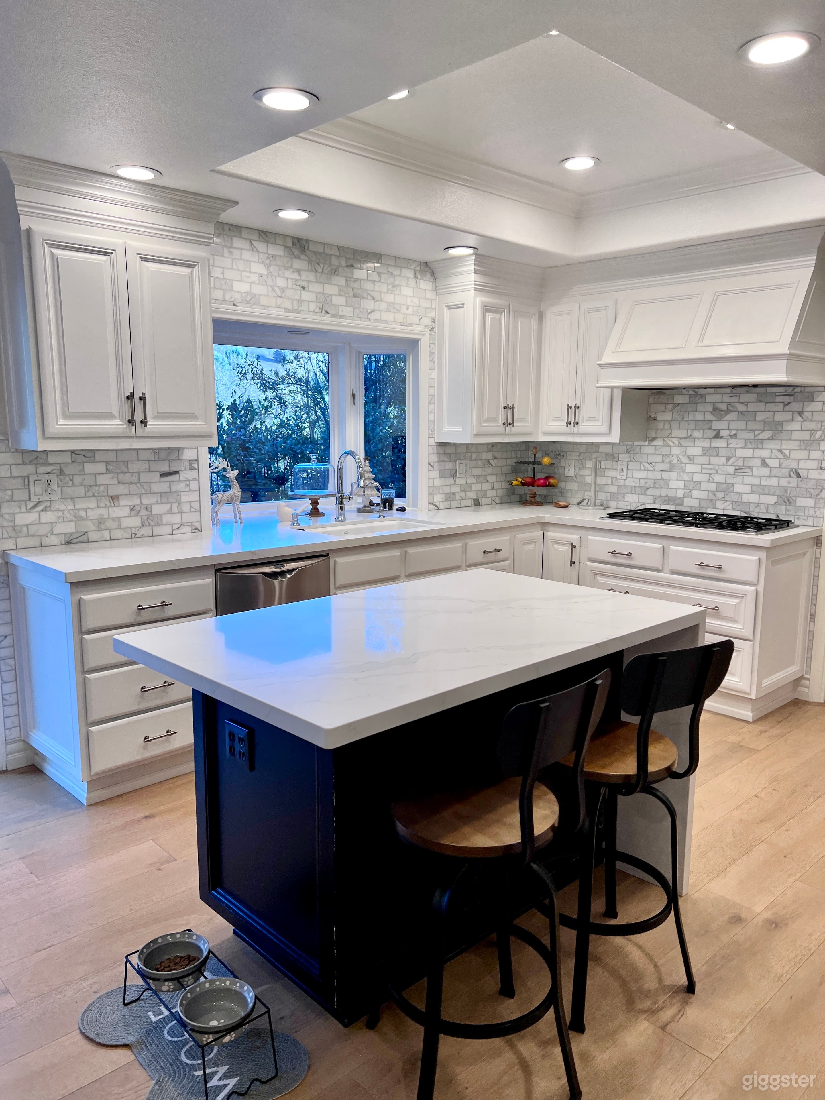 Traditional home with a lot of mature trees  Photo 4