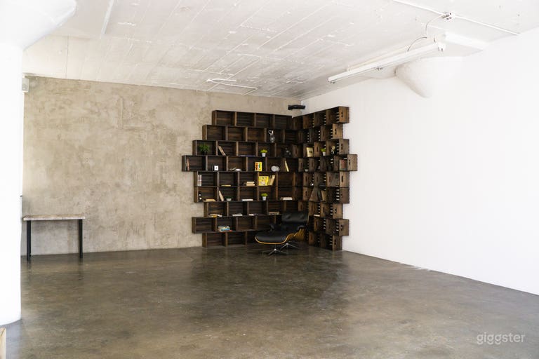  Diverse Loft With Dark Wood Shelf 