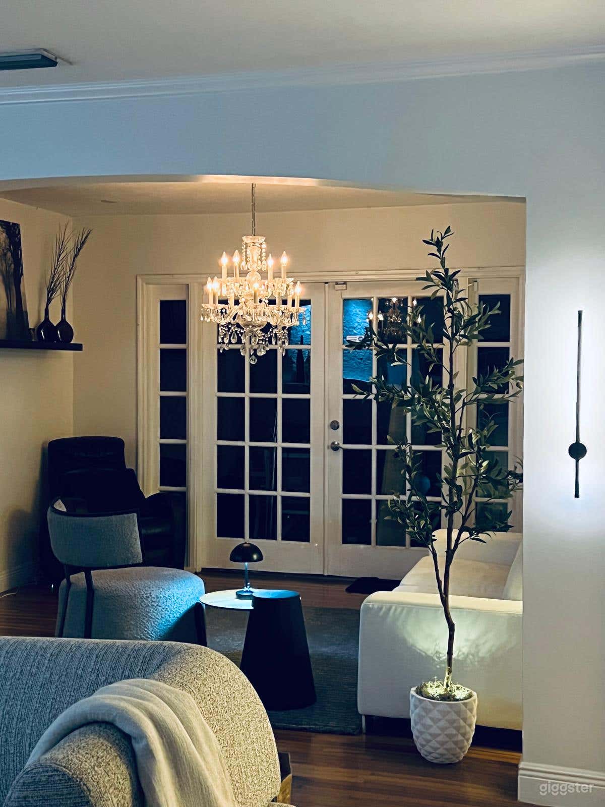 Cozy, Modern, Bright and Versatile Palm Tree House Photo 3