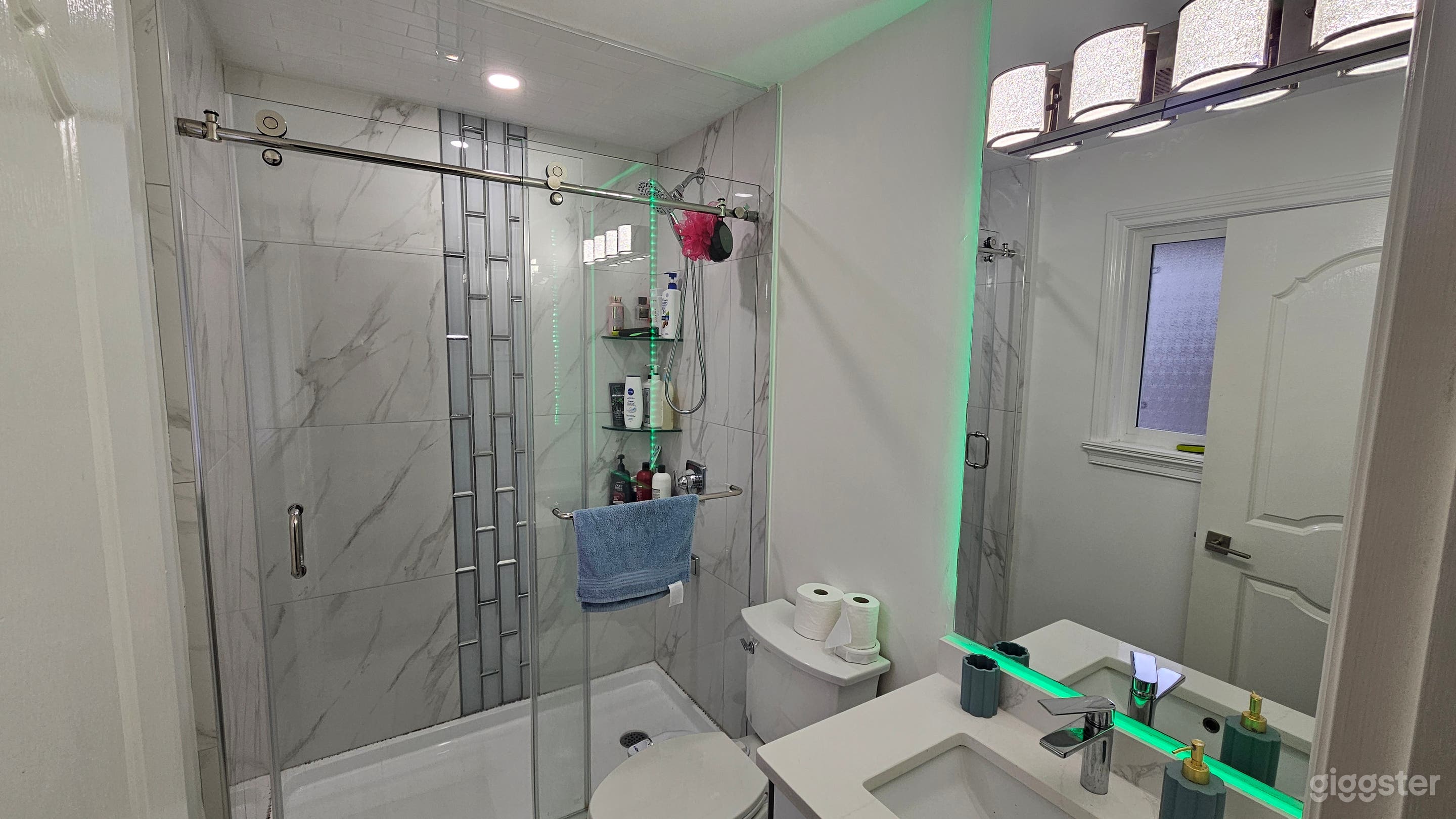 Renovated Modern House in quiet neighborhood Photo 4