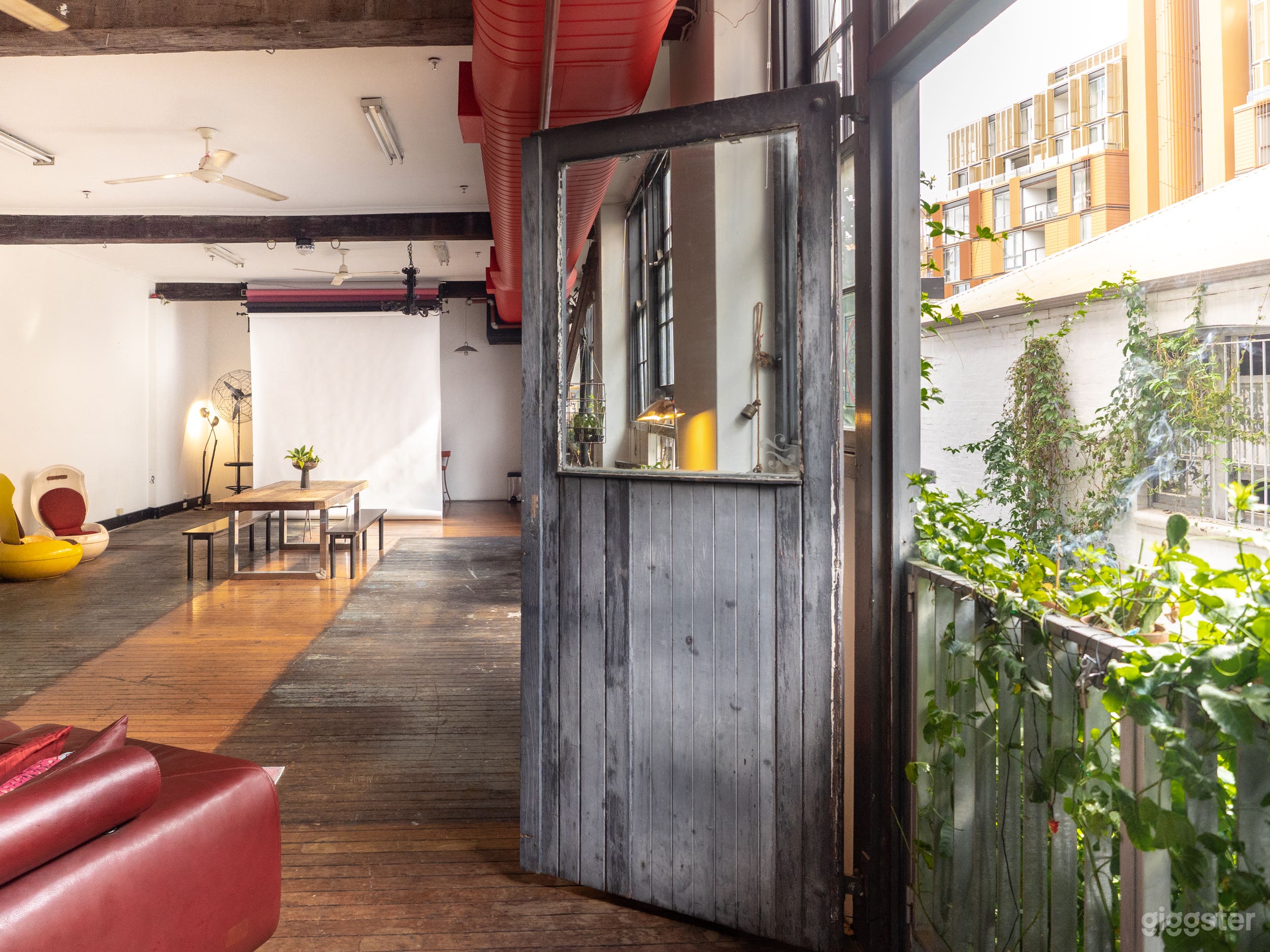 New York-style loft warehouse with white walls and rough timber floors

Two sets of barn doors for natural airflow

130 square metre’s of space with plenty of natural light

Beautiful tables that lock together in different layouts for corporate meetings