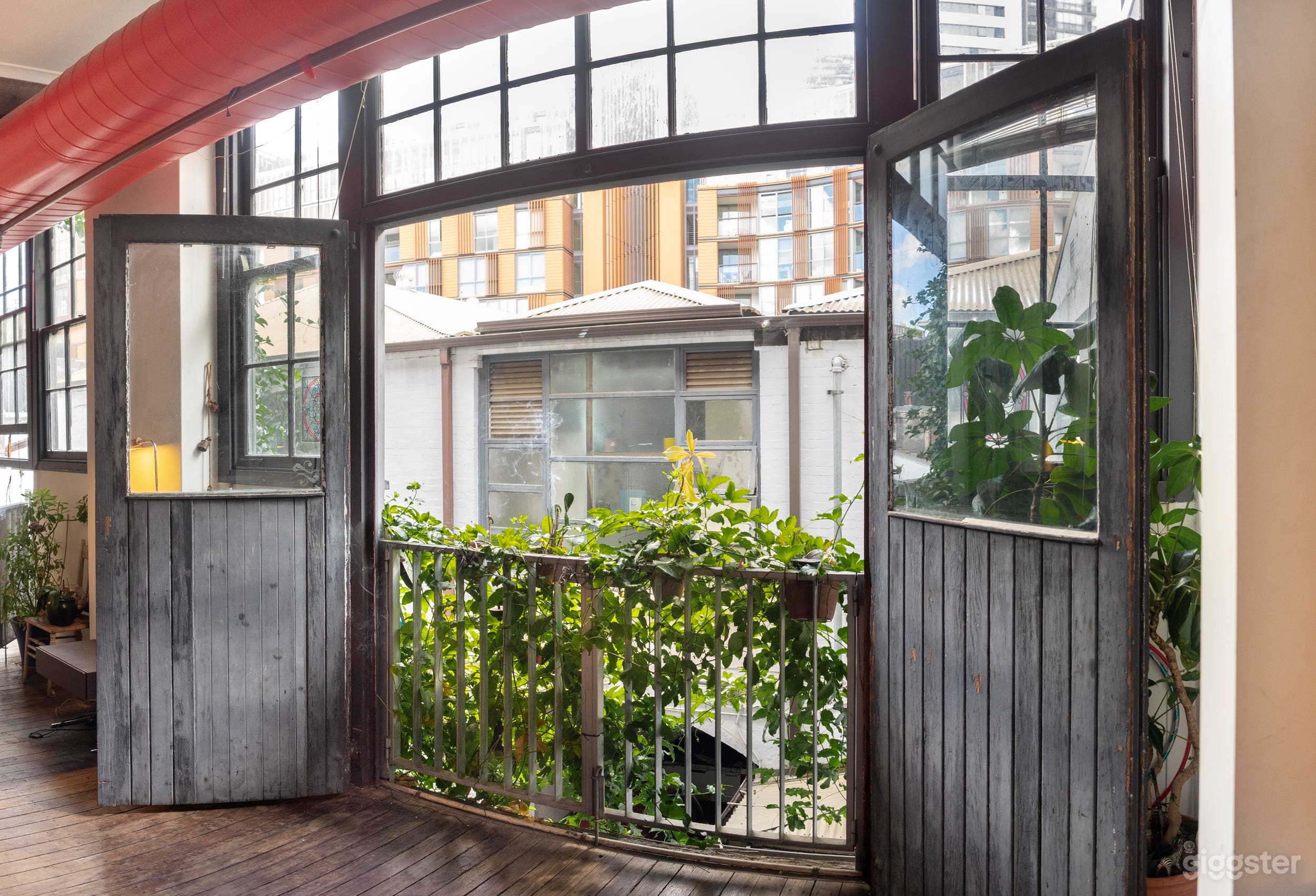 New York-style loft warehouse with white walls and rough timber floors

Two sets of barn doors for natural airflow

130 square metre’s of space with plenty of natural light

Beautiful tables that lock together in different layouts for corporate meetings