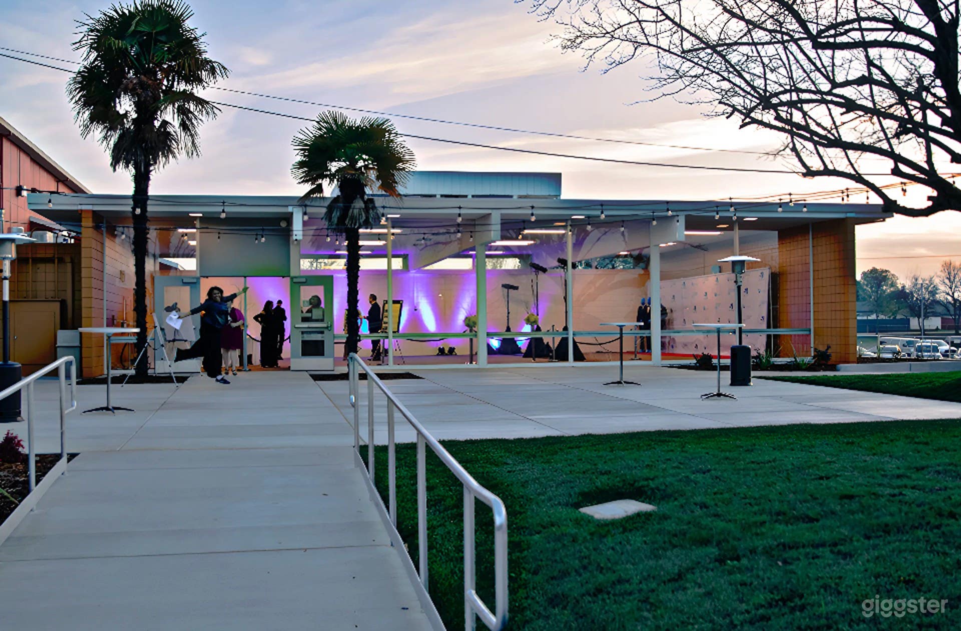 Elegant 2,035 Space Photo 1