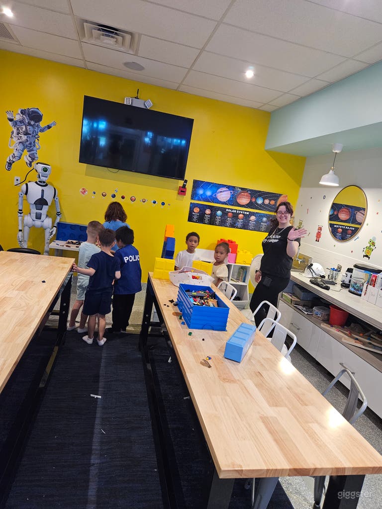  Laboratorio STEM interactivo con fregadero, TV y configuración de aprendizaje creativo 