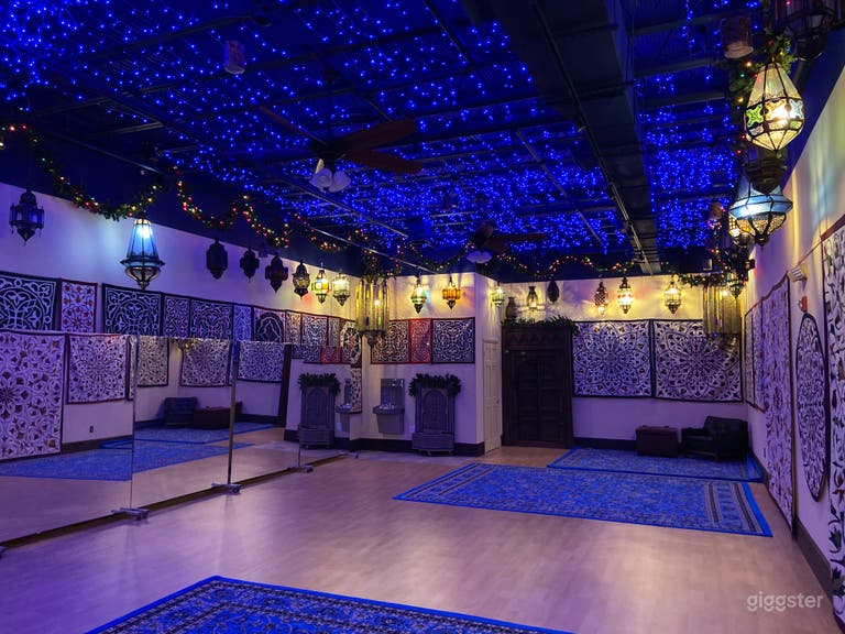  Éclairage d'ambiance bleu au plafond sur un interrupteur séparé. Les miroirs sont sur roulettes et peuvent être retirés. Les tapisseries peuvent être enlevées. Des tapis turquoise et noirs pour couvrir la piste de danse peuvent être posés ou retirés. Le studio fait 1000 sq ft. 