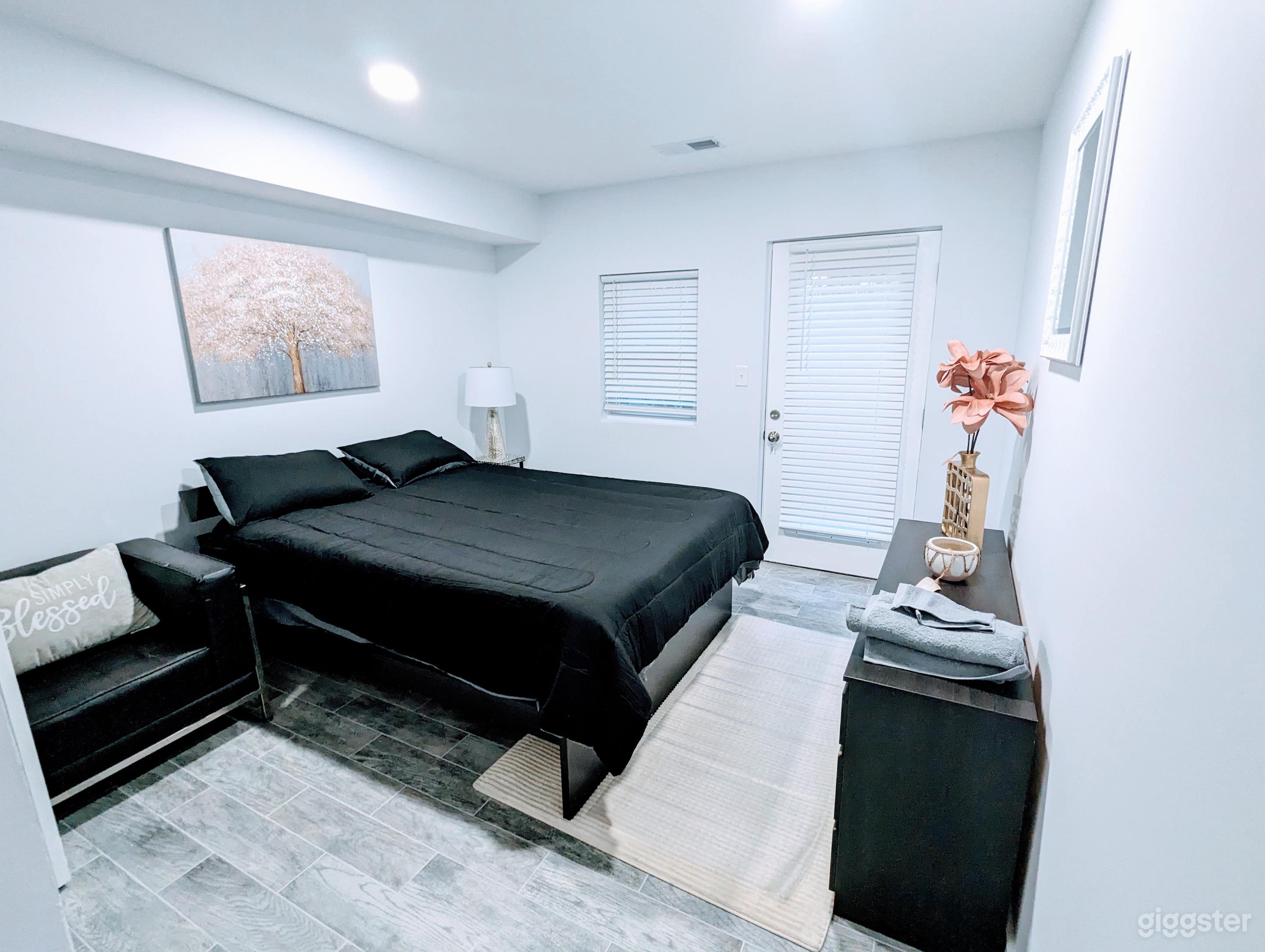 Exquisite 3 Bedroom Apt with a Luxurious balcony  Photo 4