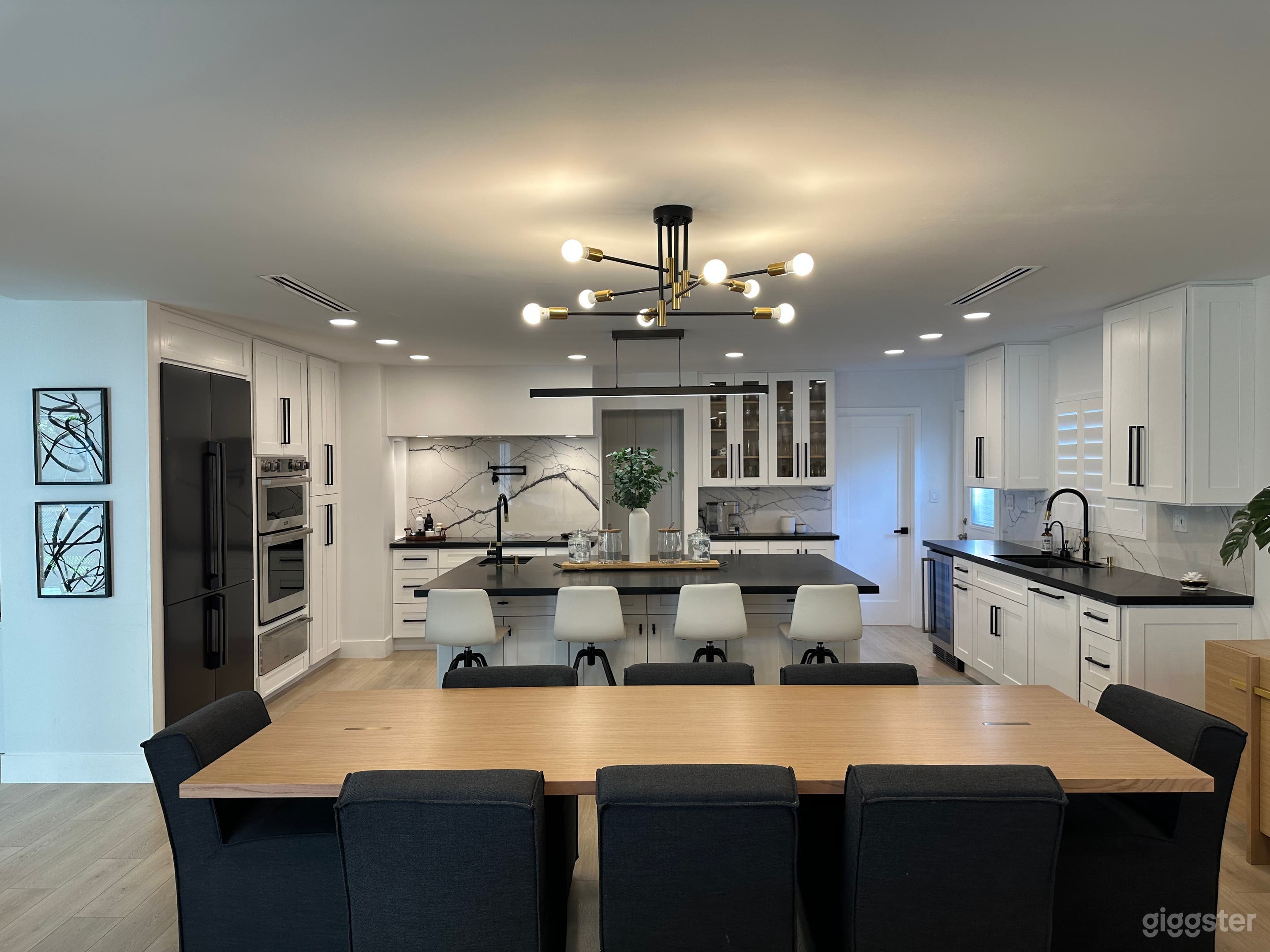 Modern open-floor plan home for filming . Photo 4