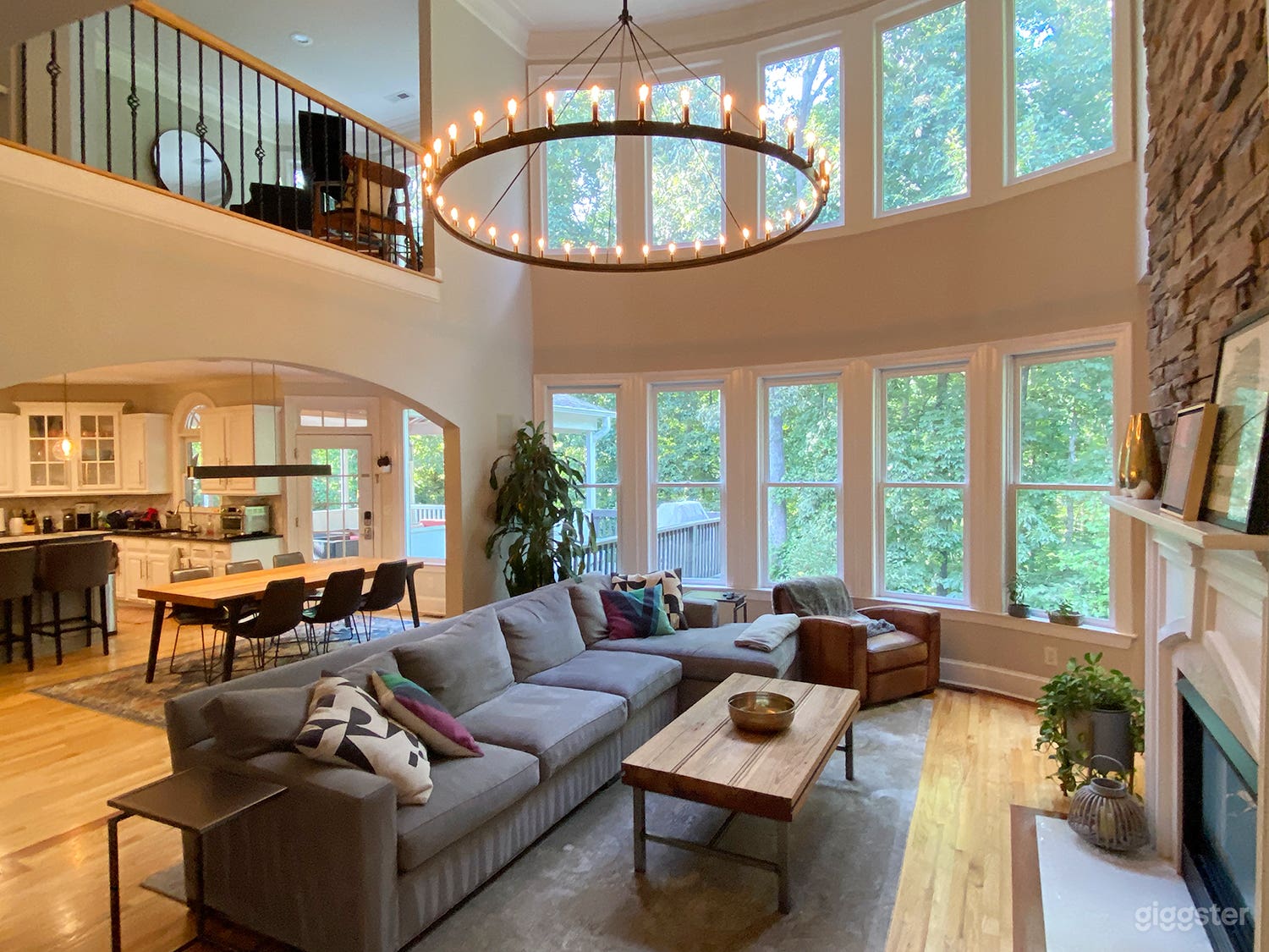 Large suburban brick home Photo 3