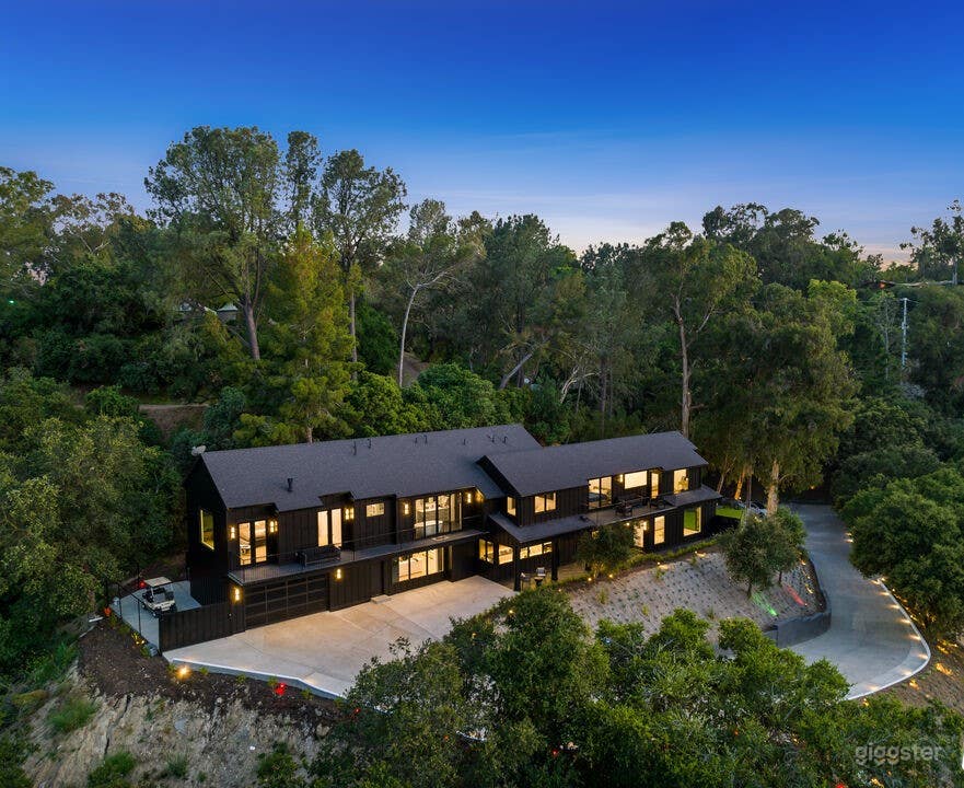 BLACKLINE MODERN ESTATE WITH RESORT GROUNDS Photo 2