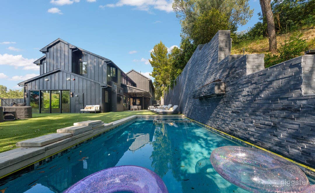 BLACKLINE MODERN ESTATE WITH RESORT GROUNDS Photo 4