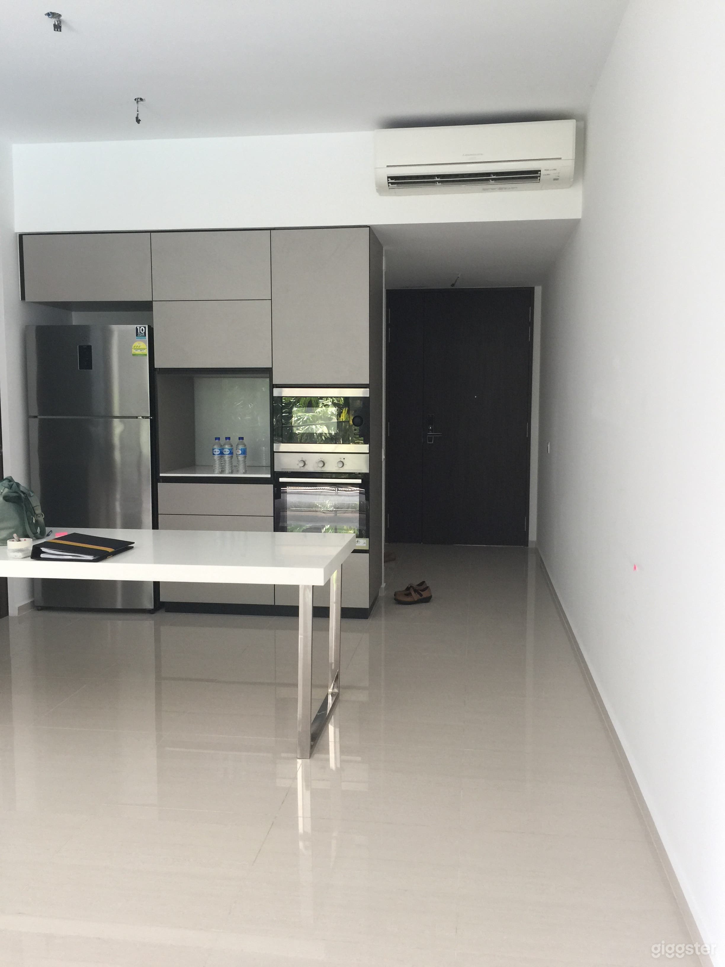 Rent-New Spacious Condominium Photo 2