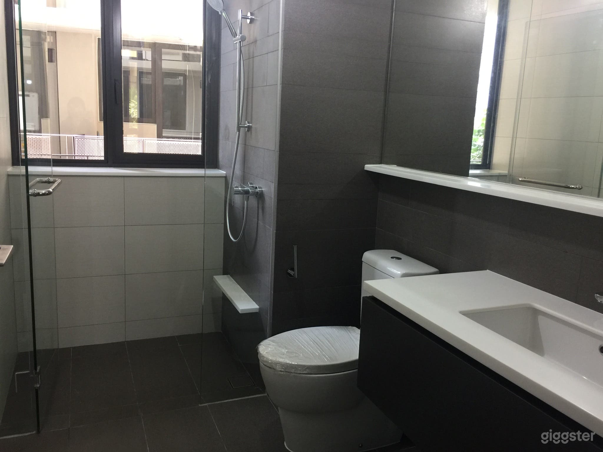 Rent-New Spacious Condominium Photo 3