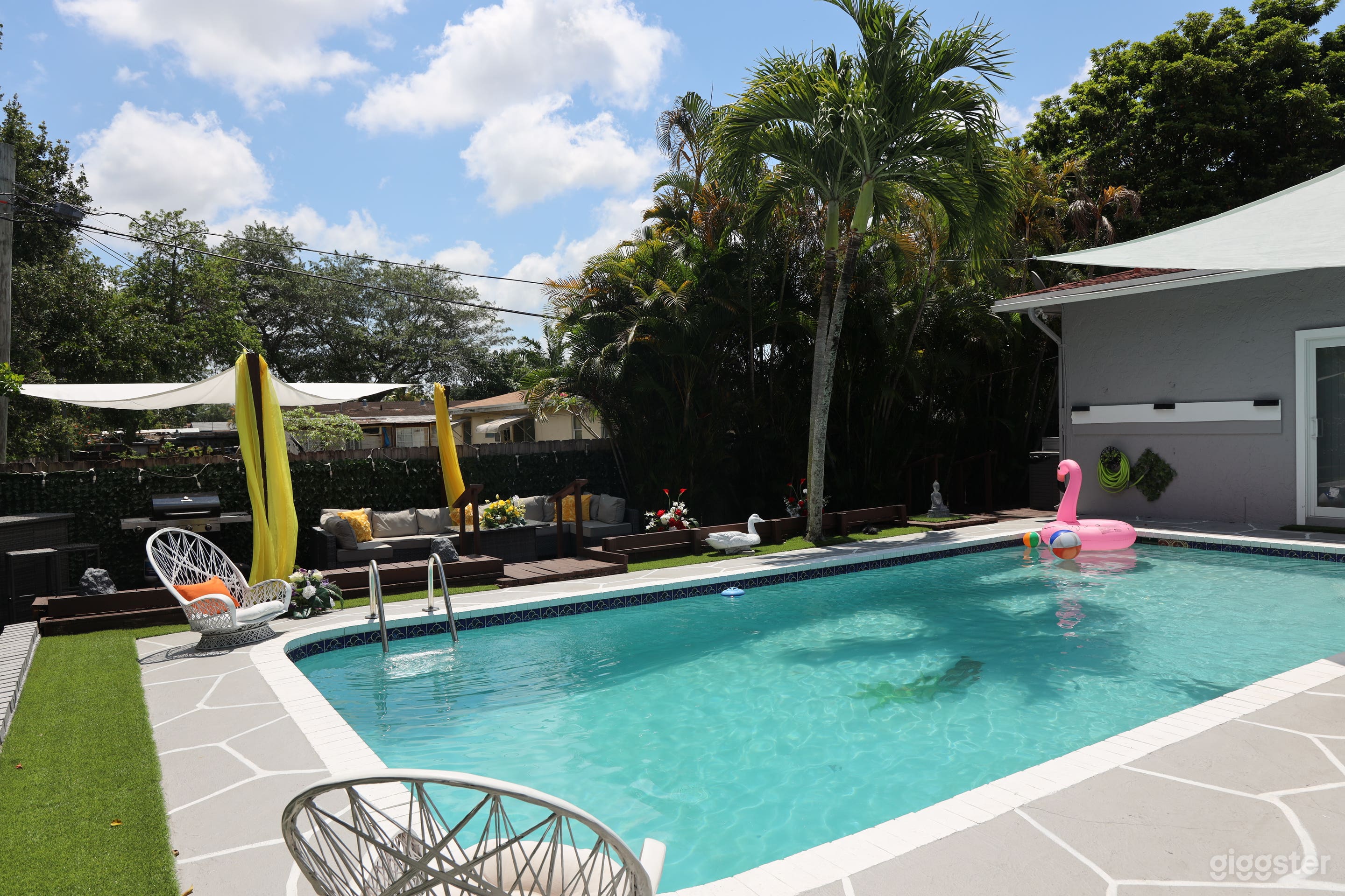 Private Outdoor Swimming Pool Rental  Photo 4