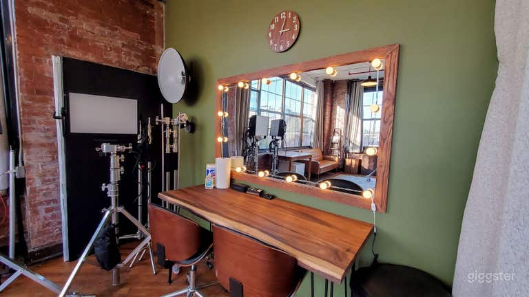  Daylight Photo/Video Studio in East Williamsburg Equipment Included 