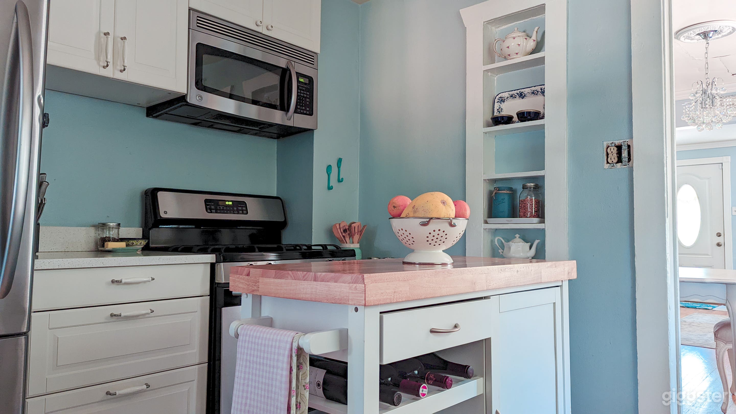 Kitchen area with movable island