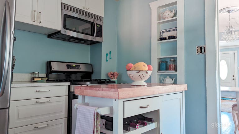  Kitchen area with movable island 