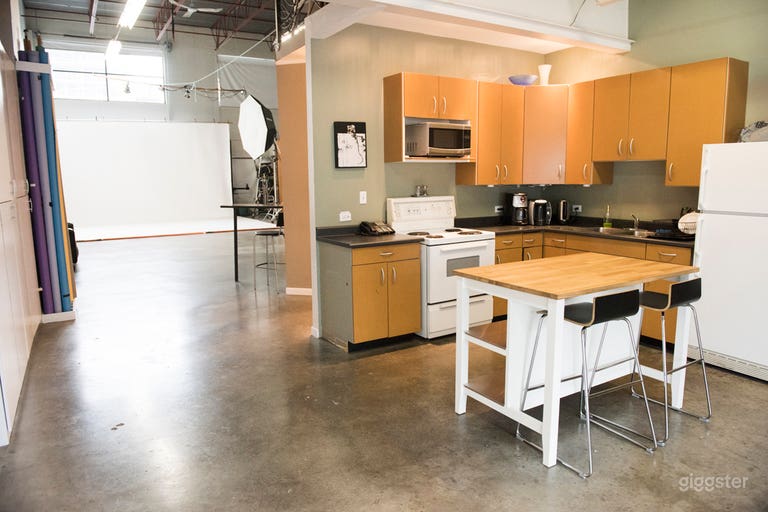  Spacious Open Concept Photography Studio 