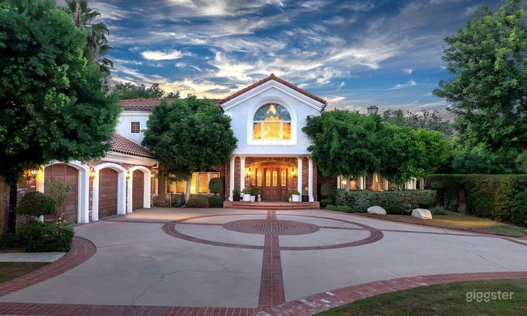  GRAND TRADITIONAL ESTATE WITH FORMAL GROUNDS 