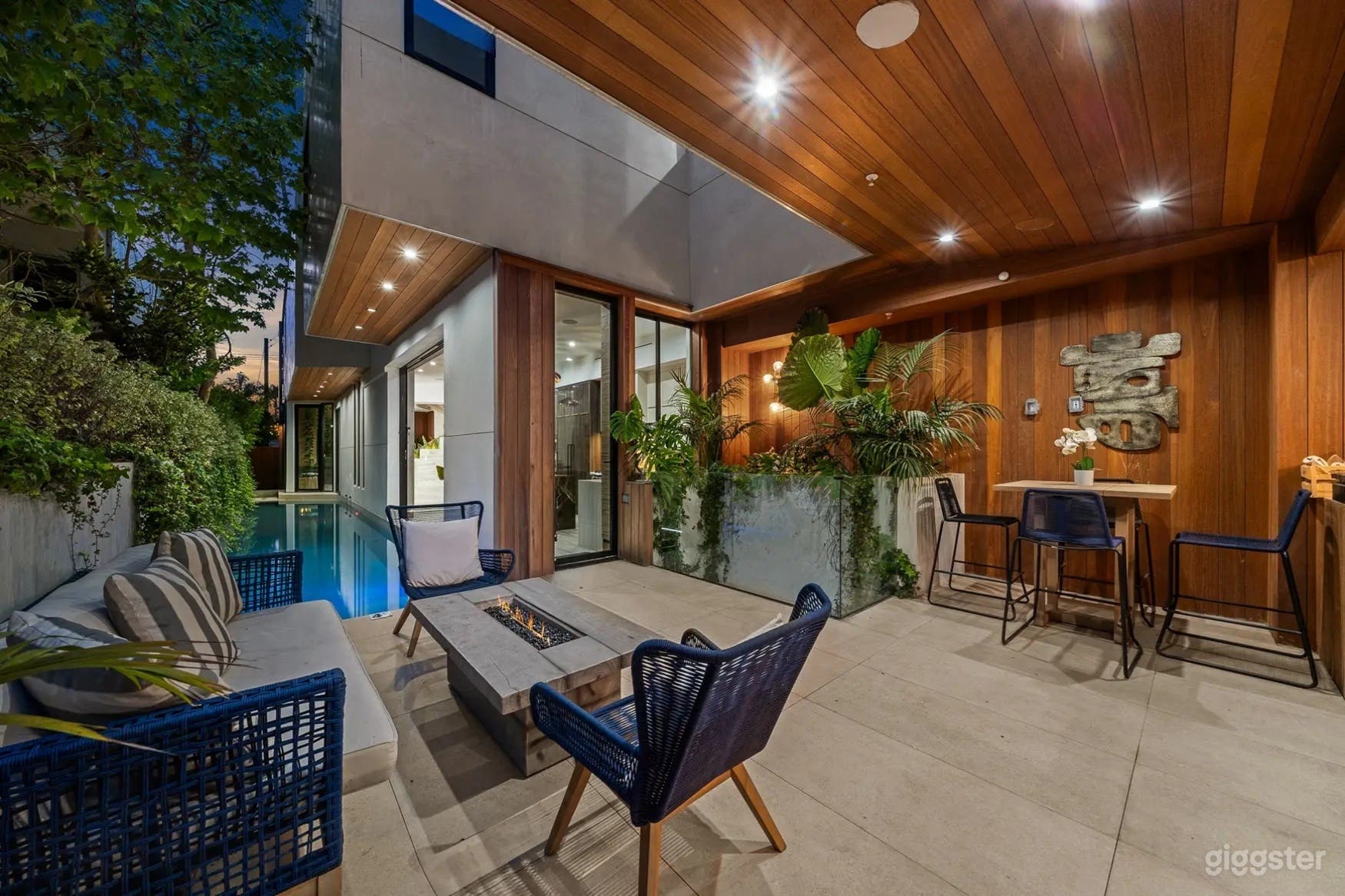 SUNLIT VENICE SLEEK POOL Photo 4