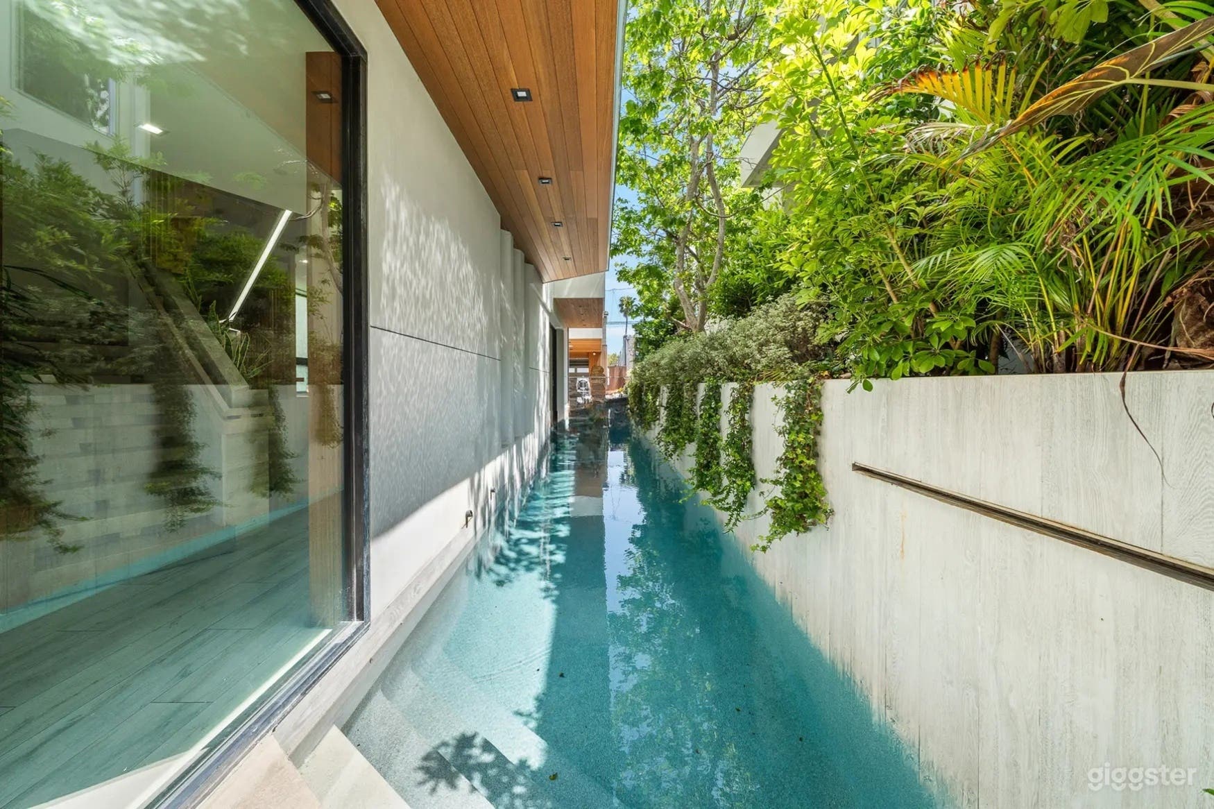 SUNLIT VENICE SLEEK POOL Photo 2