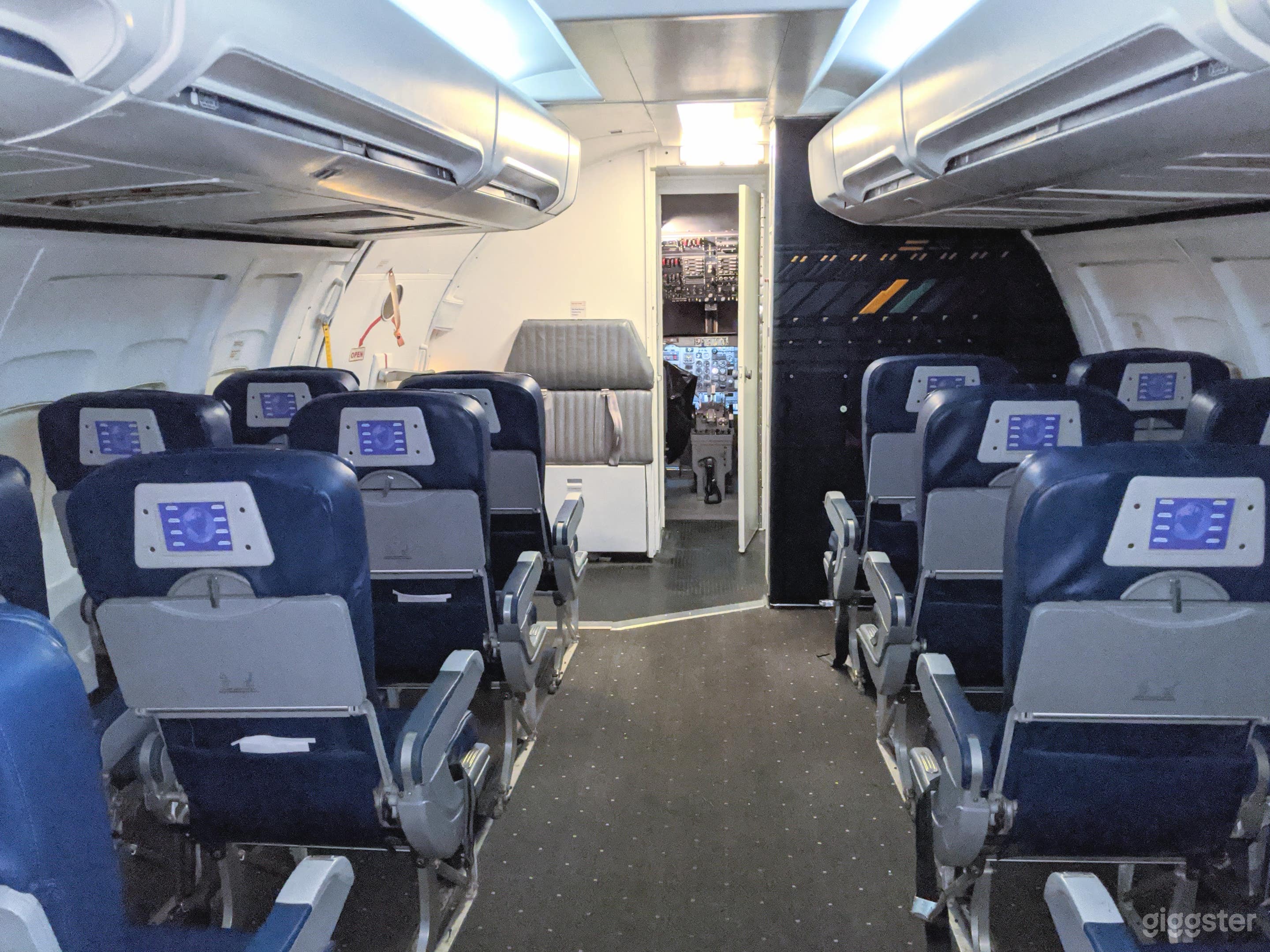 Airplane Interior available for filming (737) Photo 1
