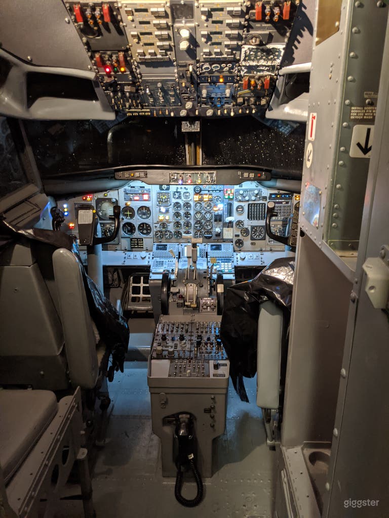  Airplane Interior available for filming (737) 