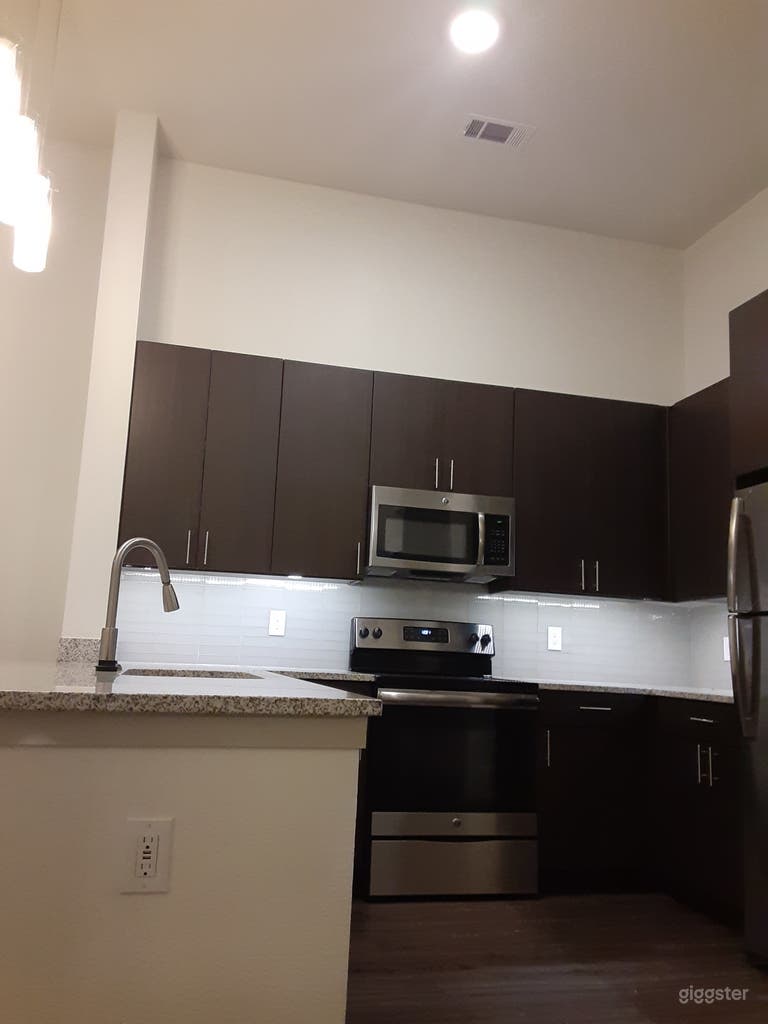  Voici une autre vue de la cuisine sous un angle différent, avec beaucoup d'espace pour cuisiner comme vous pouvez le voir... 