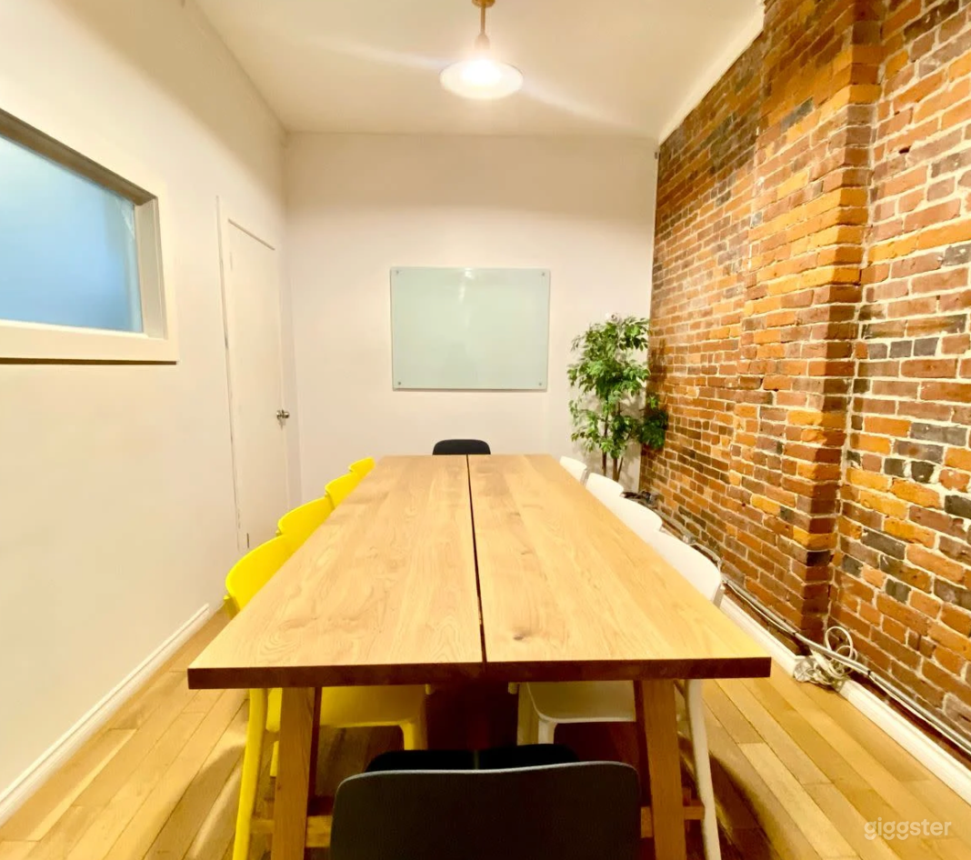 Large Meeting Room Plus Photo 3