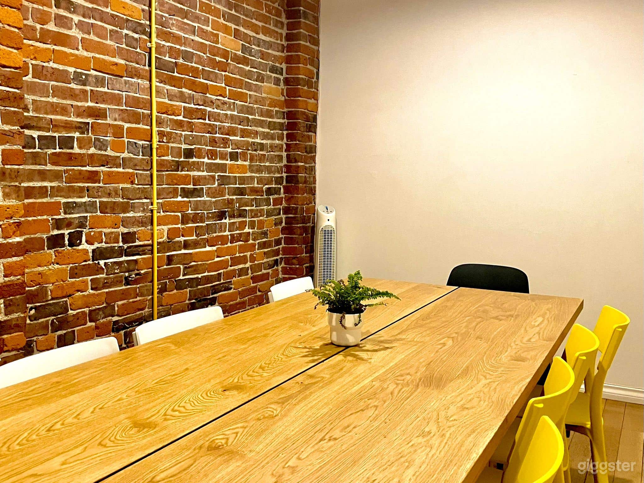 Large Meeting Room Plus Photo 4