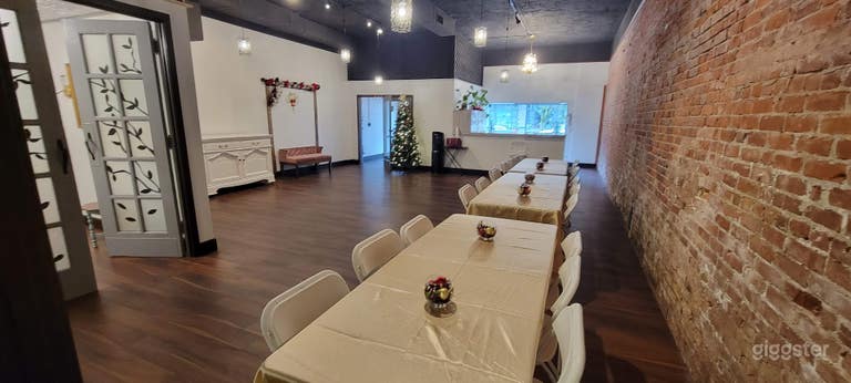  This shows seating for 20 but there&#x27;s plenty of space for 30-40 guests 