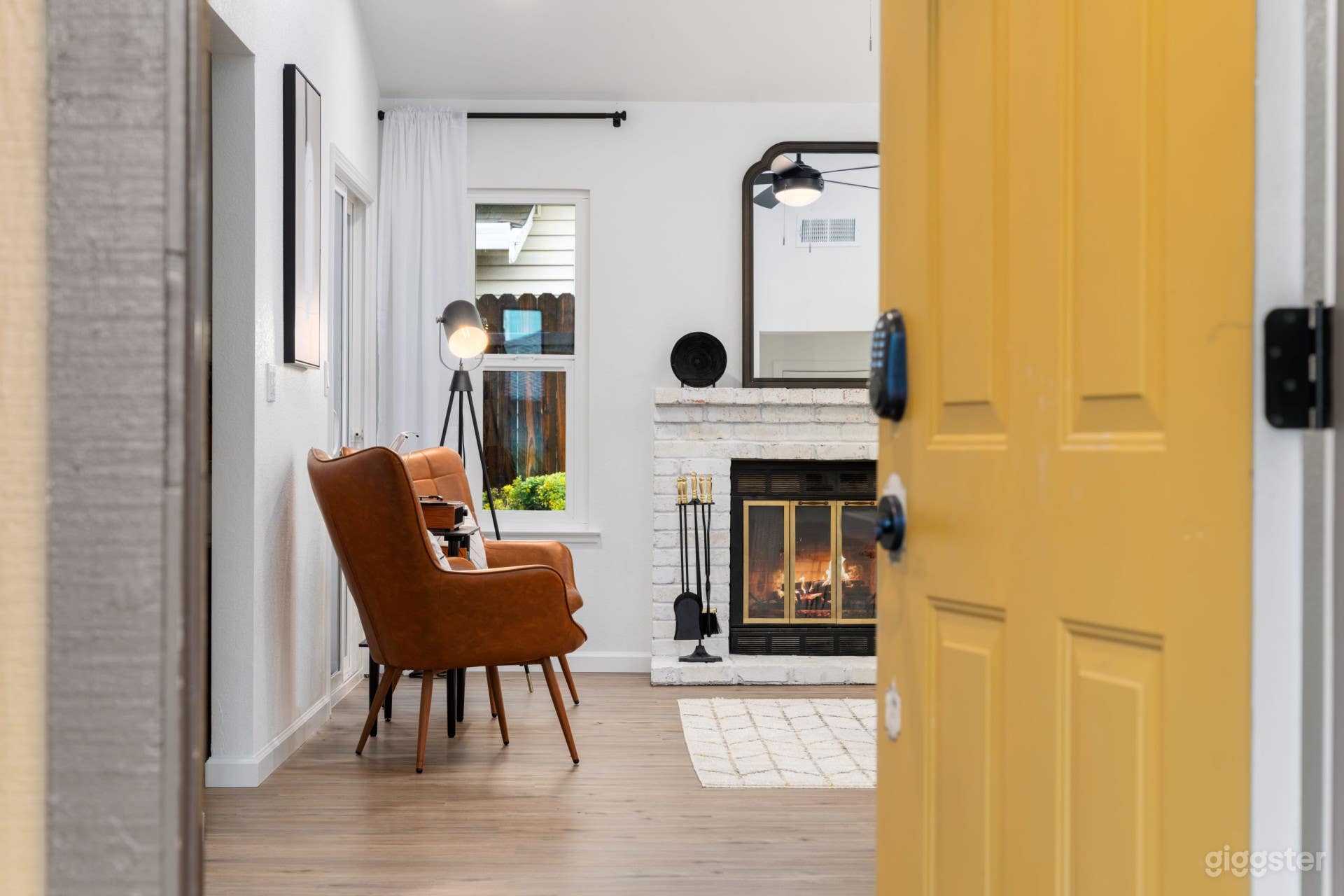 Sacramento Gem w/ Cozy Wood Fireplace, BBQ Grill Photo 4