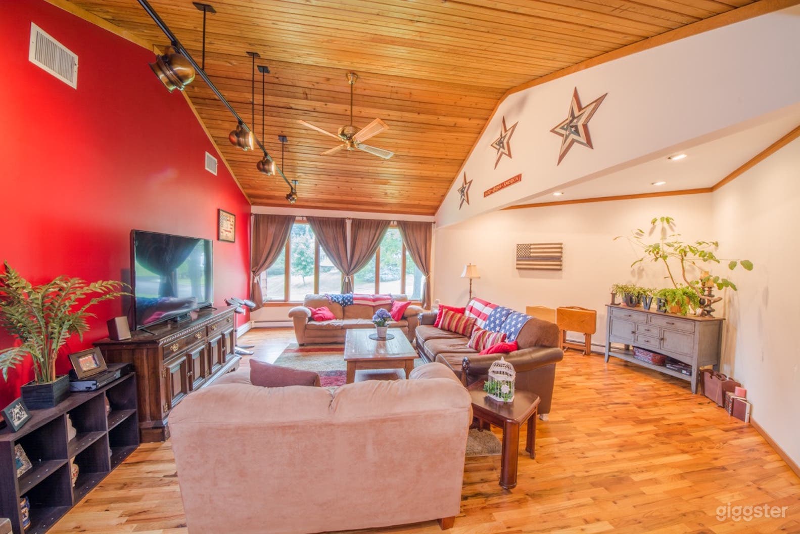 House with Full Bar and Home Gym Photo 4