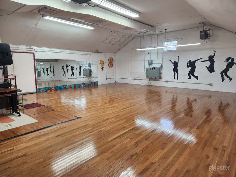  Estudio de Danza con Pisos de Madera Dura y Techo Alto 