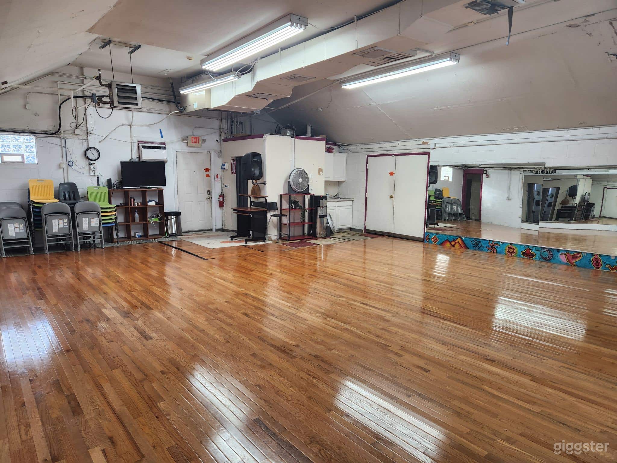 Dance Studio with Hard Wood Floors &amp; High Ceiling Photo 2